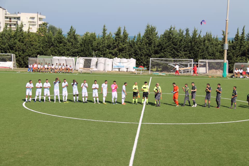 Porto D'Ascoli-Camerano, ingresso in campo