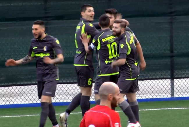 Il Camerano esulta dopo il gol del momentaneo 1 a 0